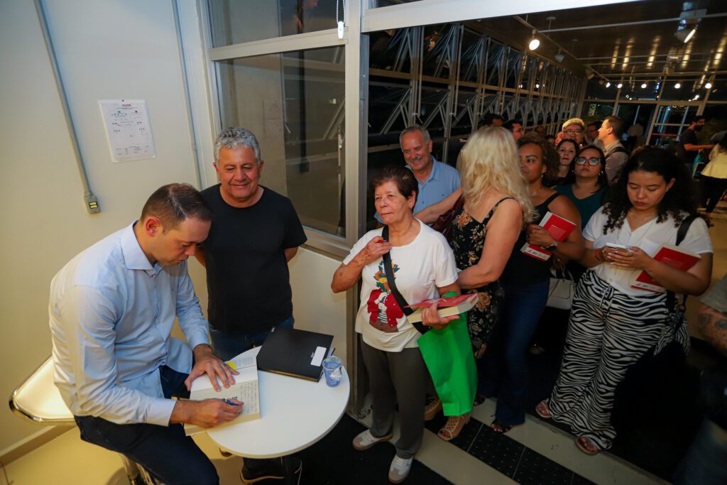transicao-energetica-e-tema-do-livro-lancado-por-diretor-do-sindicato-dos-metalurgicos-fila-para-autografos-no-evento-de-lancamento-foto-adonis-guerra-tvt-news