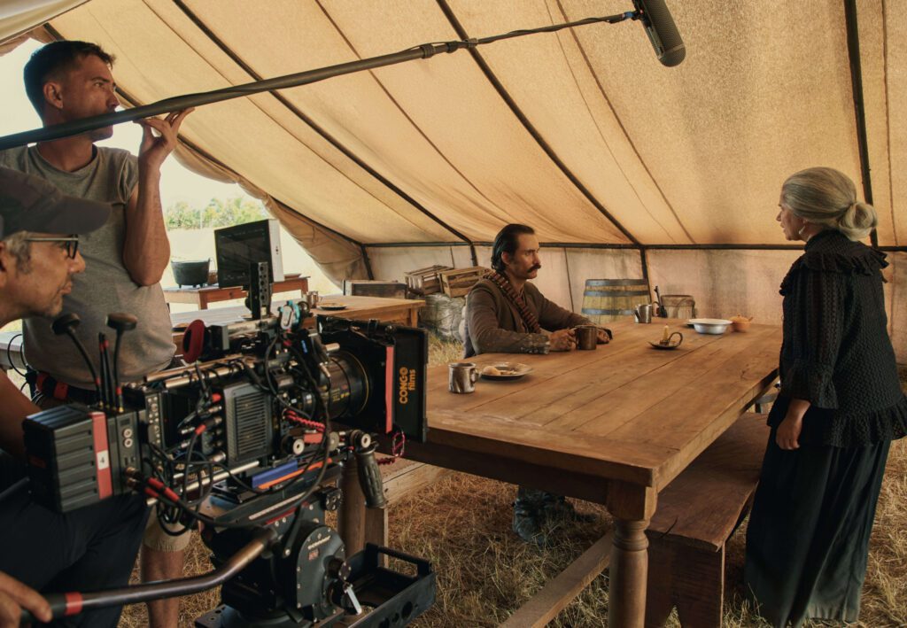 cem-anos-de-solidao-netflix-ursula-tirou-o-revolver-da-combinacao-e-ele-o-pos-debaixo-da-esteira-do-catre-e-agora-nao-se-despeca-concluiu-com-uma-firmeza-calma-nao-suplique-a-ninguem-nem-se-rebaixe-diante-de-ninguem-faca-de-conta-que-ja-me-fuzilaram-ha-muito-tempo-ursula-mordeu-os-labios-para-nao-chorar-foto-pablo-arellano-netflix-2024-tvt-news