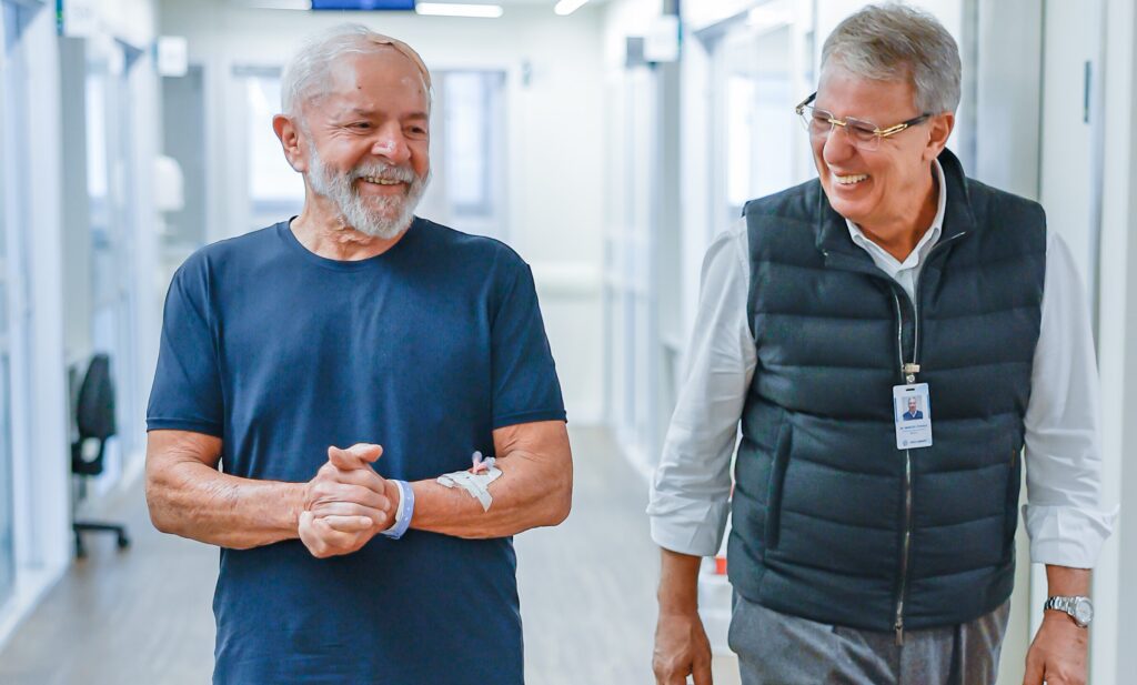 Lula recebe alta 4 veja-atualizacao-do-estado-de-saude-do-presidente-lula---lula-caminha-com-dr-marcos-staval-no-hospital-sirio-libanes-foto--ricardo-stuckert---tvt--news