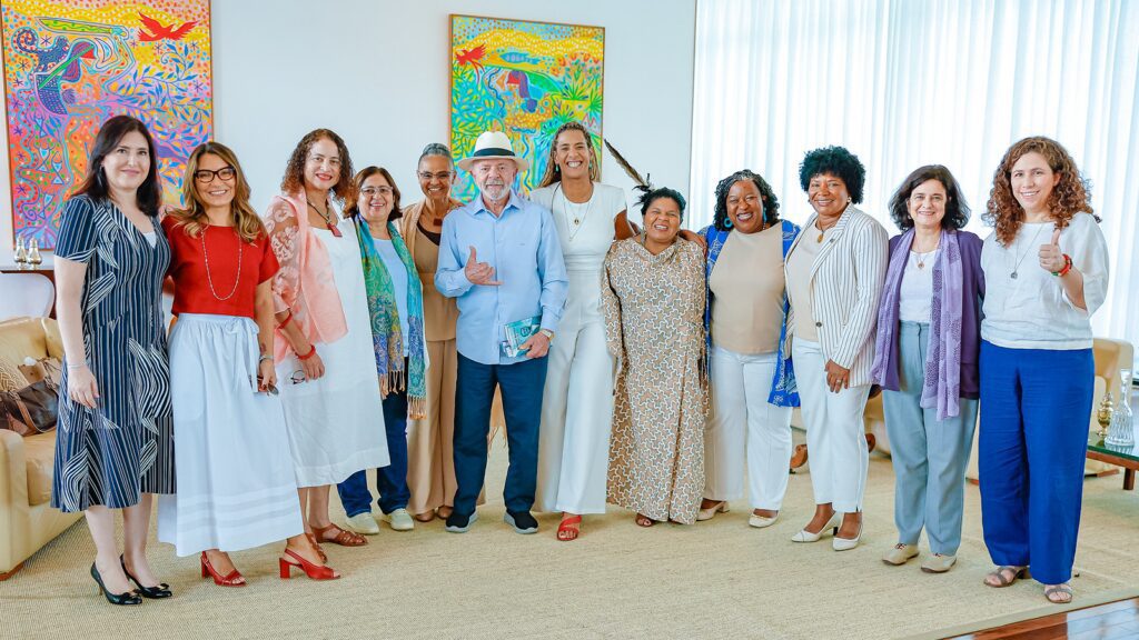Lula reúne ministros para almoço de Natal 1 lula-reune-ministros-para-almoco-no-alvorada-foto-com-ministras-apos-almoco-no-palacio-da-alvorada-foto-ricardo-stuckert-tvt-news