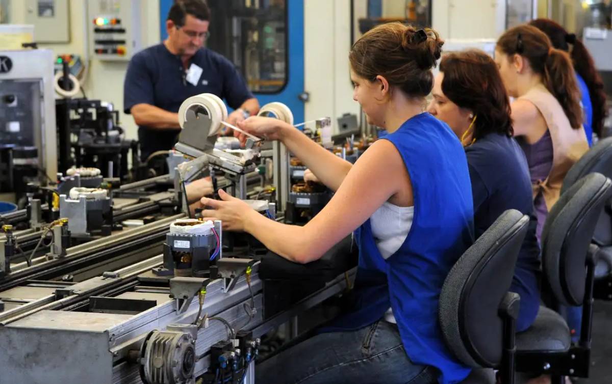ministerio-do-trabalho-assina-acordo-pela-aprendizagem-de-jovens-empresas-que-tenham-pelo-menos-sete-empregados-sao-obrigadas-a-contratar-aprendizes-tvt-news