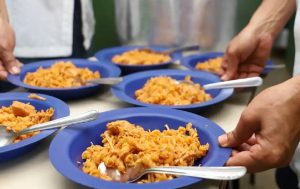 fao-brasil-perto-de-sair-do-mapa-da-fome-menino-cuidando-plantacao-batatas-foto-prefeitura-goiania-tvt-news