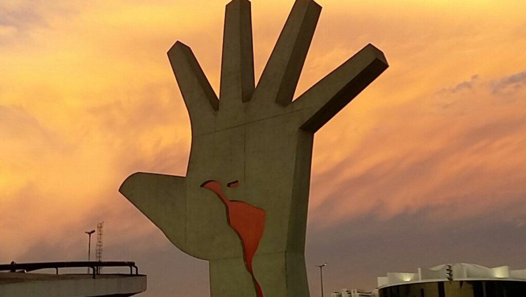 o-que-e-decolonialismo-monumento-mao-no-memorial-da-america-latina-credito-margarida-quintal-memorial-da-america-latina-tvt-news