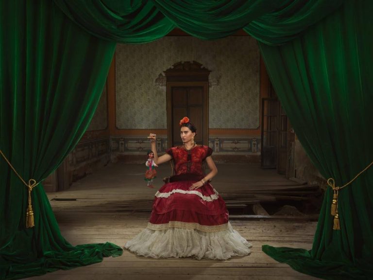 exposicao-gratuita-no-mis-traz-olhar-contemporaneo-sobre-frida-kahlo-fotografia-que-compoe-a-exposicao-julia-fullerton-baten-tvt-news