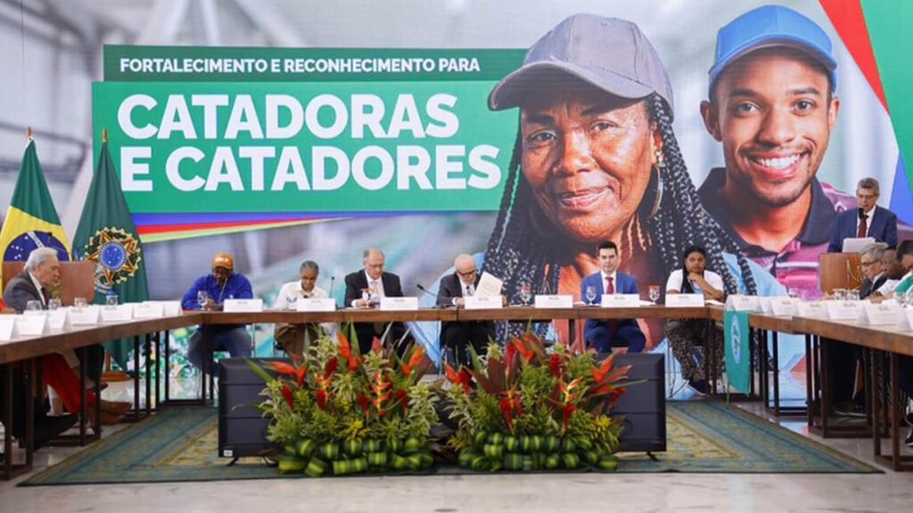 bndes-e-fbb-anunciam-21-projetos-selecionados-do-edital-novo-cataforte-na-expocatadores-lula-em-encontro-com-catadores-em-brasilia-francisco-da-costa-bndes-tvt-news