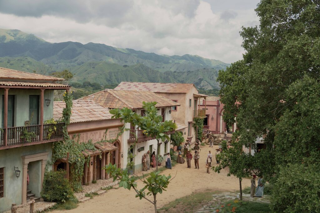 cem-anos-de-solidao-netflix-macondo-era-entao-uma-aldeia-de-vinte-casas-de-barro-e-taquara-construidas-a-margem-de-um-rio-de-aguas-diafanas-que-se-precipitavam-por-um-leito-de-pedras-polidas-brancas-e-enormes-como-ovos-pre-historicos-foto-mauro-gonzalez-netflix-2024-tvt-news