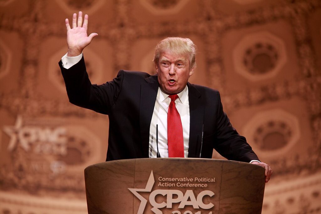 posse-de-trump-o-que-esperar-na-economia-dos-eua-donald-trump-fala-na-conferencia-de-acao-politica-conservadora-cpac-de-2014-em-national-harbor-maryland-foto-gage-skidmore-tvt-news