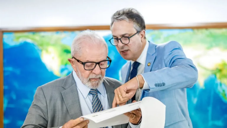 mec-anuncia-5-mil-vagas-em-cursos-de-inovacao-no-proximo-enem-laboratorio-de-engenharia-e-software-no-itaipu-parquetec-sao-5-mil-novas-vagas-via-enem-em-universidades-e-institutos-federais-nas-areas-de-ciencia-tecnologia-engenharia-e-matematica-foto-tania-rego-agencia-brasil-tvt-news