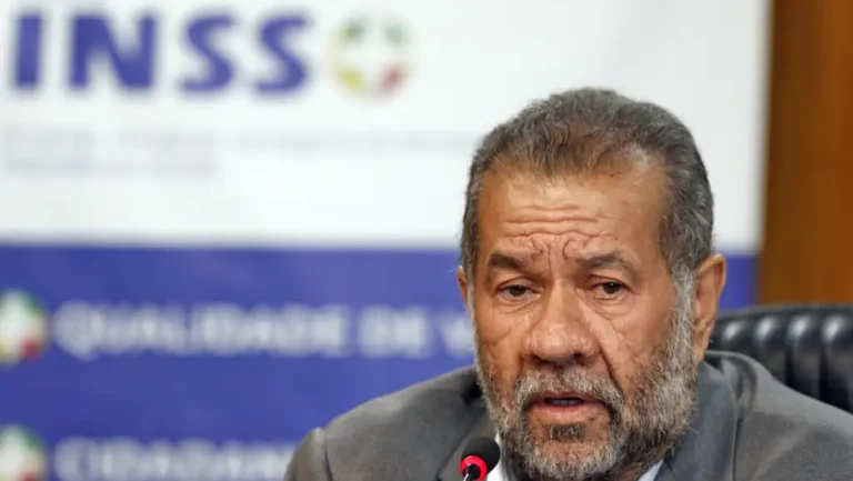 aposentadoria-em-2025-entenda-novas-regras-o-ministro-da-previdencia-social-carlos-lupi-fala-durante-lancamento-do-cartao-meu-inss-vale-mais-foto-bruno-peres-agencia-brasil-tvt-news