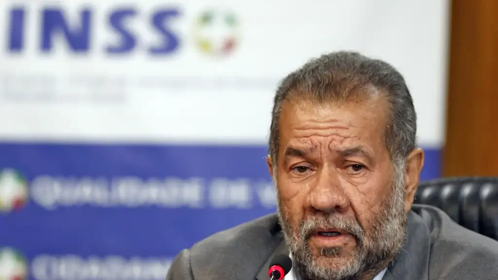 aposentadoria-em-2025-entenda-novas-regras-o-ministro-da-previdencia-social-carlos-lupi-fala-durante-lancamento-do-cartao-meu-inss-vale-mais-foto-bruno-peres-agencia-brasil-tvt-news
