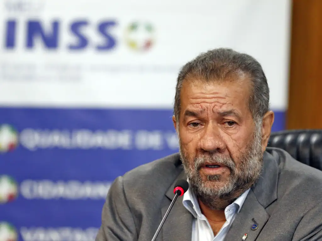 aposentadoria-em-2025-entenda-novas-regras-o-ministro-da-previdencia-social-carlos-lupi-fala-durante-lancamento-do-cartao-meu-inss-vale-mais-foto-bruno-peres-agencia-brasil-tvt-news