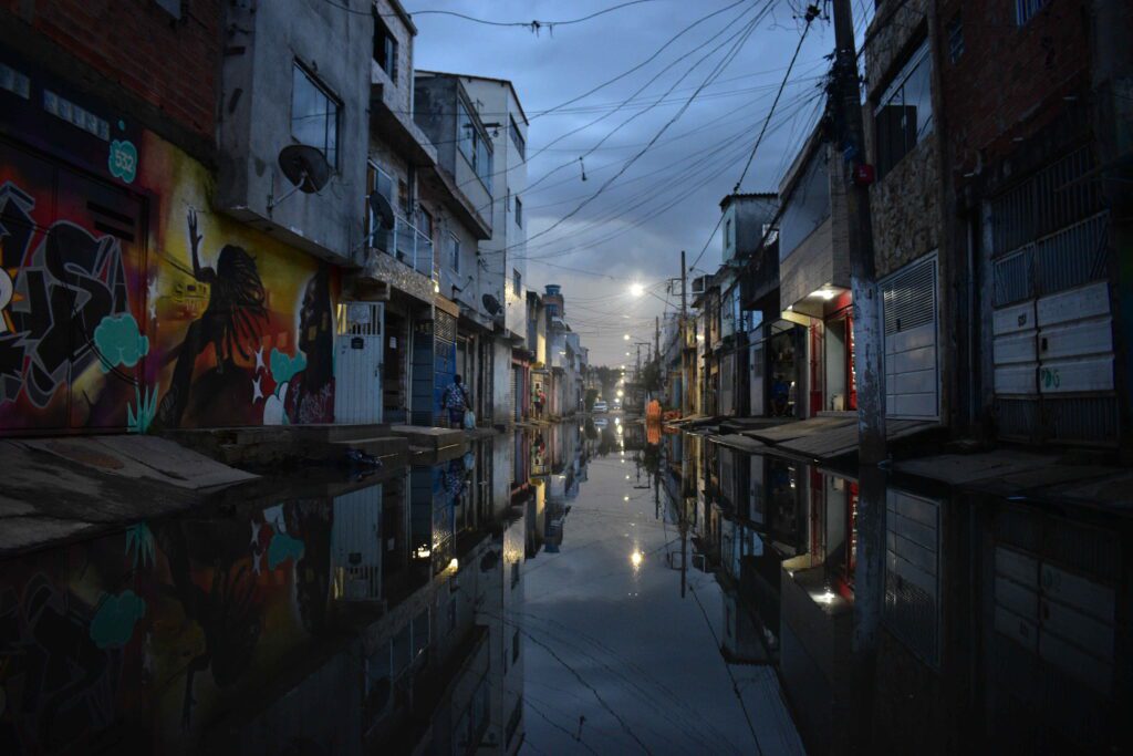 jardim-pantanal-moradores-seguem-na-luta-quase-uma-semana-depois-aguas-no-jardim-pantanal-comecam-a-escoar-revelando-lama-e-destruicao-que-se-repetem-ha-quase-40-anos-foto-guilherme-farpa-tvt-news