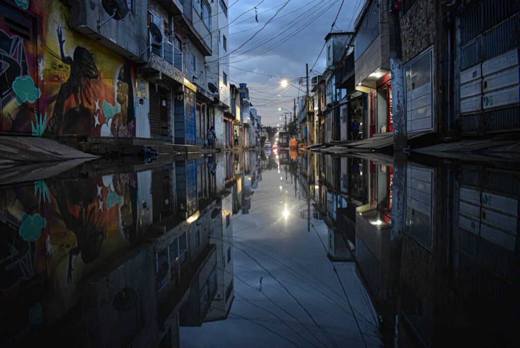 jardim-pantanal-moradores-seguem-na-luta-quase-uma-semana-depois-aguas-no-jardim-pantanal-comecam-a-escoar-revelando-lama-e-destruicao-que-se-repetem-ha-quase-40-anos-foto-guilherme-farpa-tvt-news