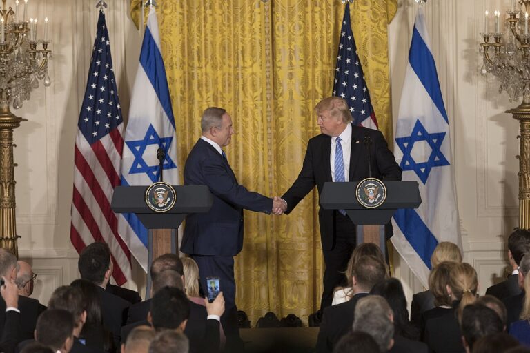 gaza-trump-quer-limpeza-etnica-amizade-antiga-presidente-donald-trump-e-o-primeiro-ministro-israelense-benjamin-netanyahu-apertam-as-maos-durante-coletiva-de-imprensa-em-15-de-fevereiro-de-2017-no-salao-leste-da-casa-branca-em-washington-foto-white-house-tvt-news