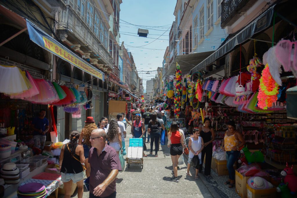 consumidores-nas-lojas-da-sociedade-dos-amigos-da-rua-da-carioca-e-adjacencias-saara-no-centro-do-rio-de-janeiro-fazem-compras-antecipadas-de-carnaval-foto-tomaz-silva-agencia-brasil