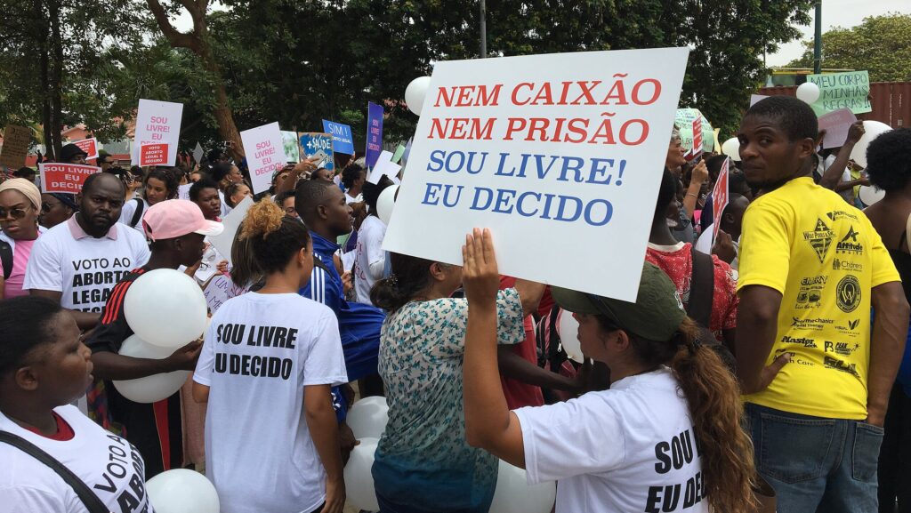 aborto-em-casos-de-stealthing-se-torna-legal-pela-justica-de-sp-uma-luta-de-todas-e-todos-manifestacao-contra-a-criminalizacao-do-aborto-luanda-angola-18-de-marco-de-2017-na-sequencia-de-uma-proposta-de-revisao-do-codigo-civil-angolano-foto-anita-braga-wikimedia-commons-tvt-news