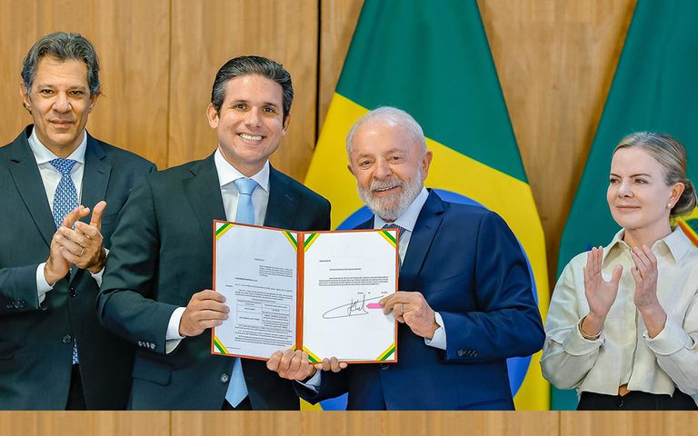 lula-assina-pl-para-isentar-do-ir-quem-ganha-ate-r$-5-mil-haddad-o-presidente-da-camara-hugo-motta-lula-e-gleisi-projeto-para-promover-justica-tributaria-e-social-foto-ricardo-stuckert-pr-tvt-news