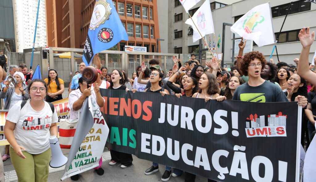 centrais-sindicais-pedem-reducao-de-juros-movimento-estudantil-tambem-esteve-na-manifestacao-das-centrais-sindicais-pela-reducao-da-taxa-de-juros-imagem-dino-santos-tvt-news