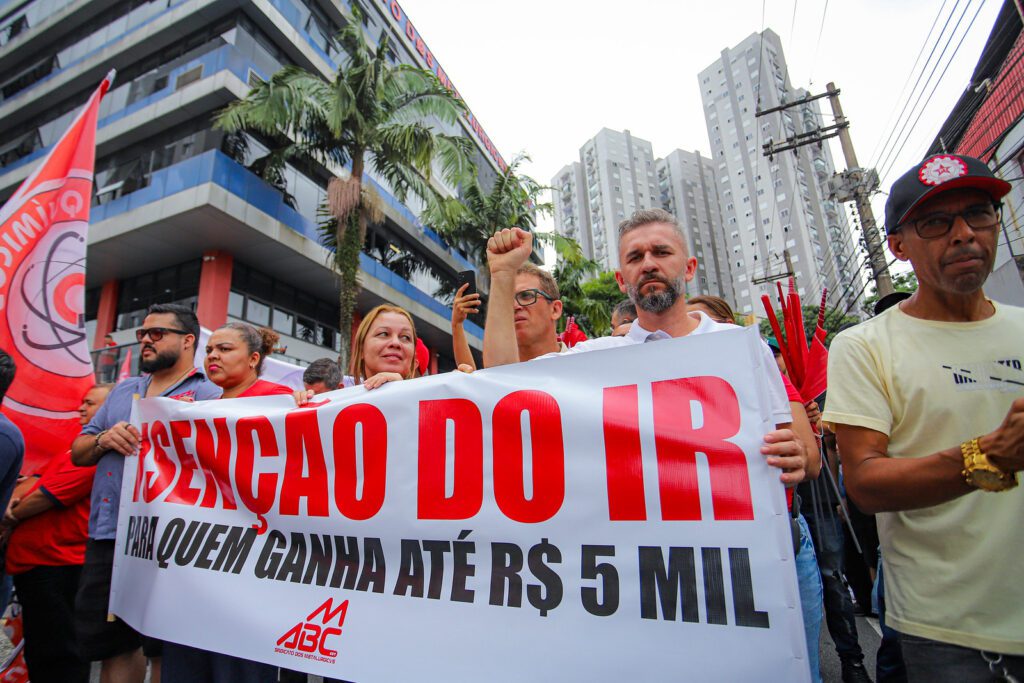 Mais de 5 mil lotaram as ruas de São Bernardo por direitos dos trabalhadores 1 mais-de-5-mil-lotaram-as-ruas-de-sao-bernardo-por-direitos-dos-trabalhadores-isencao-do-ir-para-quem-ganha-r$-5mil-e-uma-das-pautas-dos-trabalhadores-imagem-adonis-guerra-tvt-news