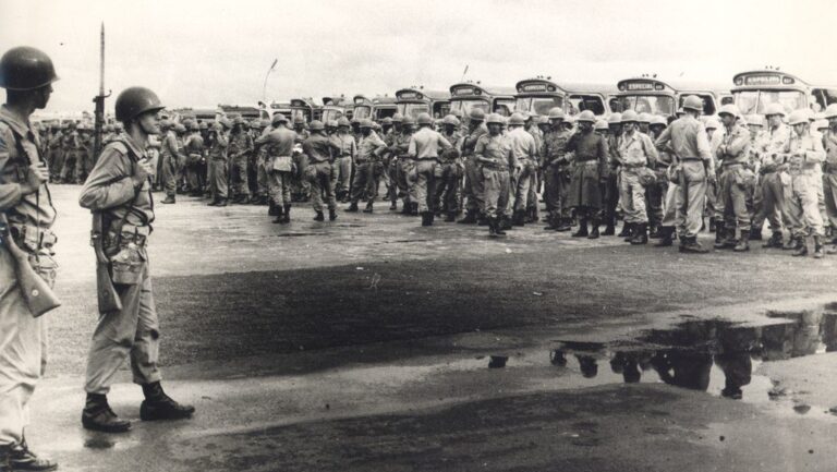 golpe-de-31-de-março-61-anos-depois-soldados-reunidos-em-um-pátio-em-brasília-esperando-para-patrulhar-em-frente-ao-congresso-nacional-foto-arquivo-nacional-fundo-correio-da-manhã-tvt-news