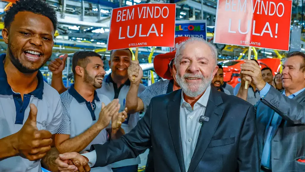 credito-do-trabalhador-fornece-emprestimos-mais-baratos-com-garantia-do-fgts-presidente-lula-e-ministro-do-trabalho-luiz-marinho-durante-visita-a-linha-de-montagem-da-stellantis-betim-trabalhadores-clt-podem-pedir-credito-consignado-foto-ricardo-stuckert-pr-tvt-news