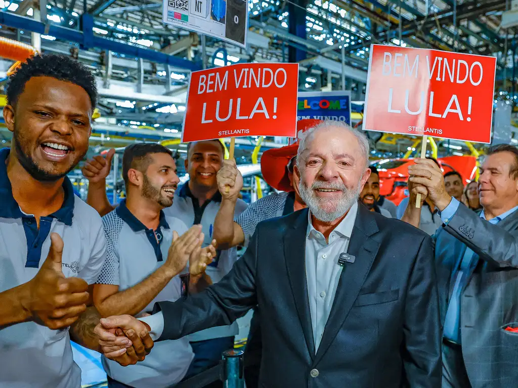 credito-do-trabalhador-fornece-emprestimos-mais-baratos-com-garantia-do-fgts-presidente-lula-e-ministro-do-trabalho-luiz-marinho-durante-visita-a-linha-de-montagem-da-stellantis-betim-trabalhadores-clt-podem-pedir-credito-consignado-foto-ricardo-stuckert-pr-tvt-news