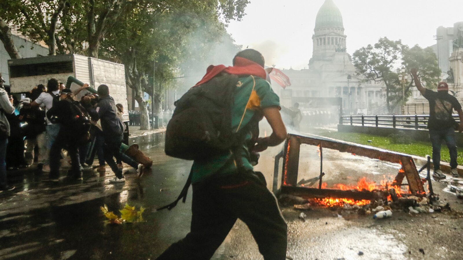 manifestantes aposentados são agredidos pela polícia