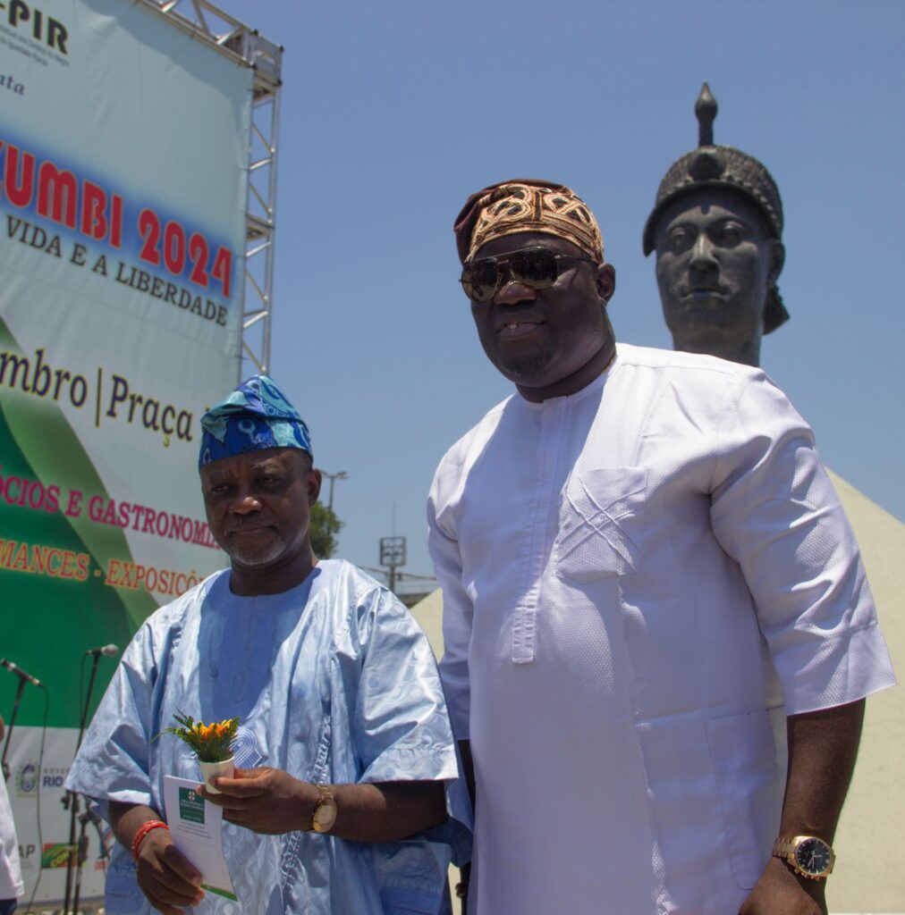 21-de-marco-e-dia-contra-a-discriminacao-racial-otunba-biodun-ajiboye-de-azul-e-secretario-executivo-e-ceo-do-instituto-nacional-de-orientacao-cultural-nico-da-nigeria-ajoyemi-osunleye-de-branco-e-presidente-do-instituto-casa-heranca-de-oduduwa-coordenador-internacional-do-word-orisa-congress-nico-cofundador-da-the-african-pride-foto-divulgacao-tvt-news