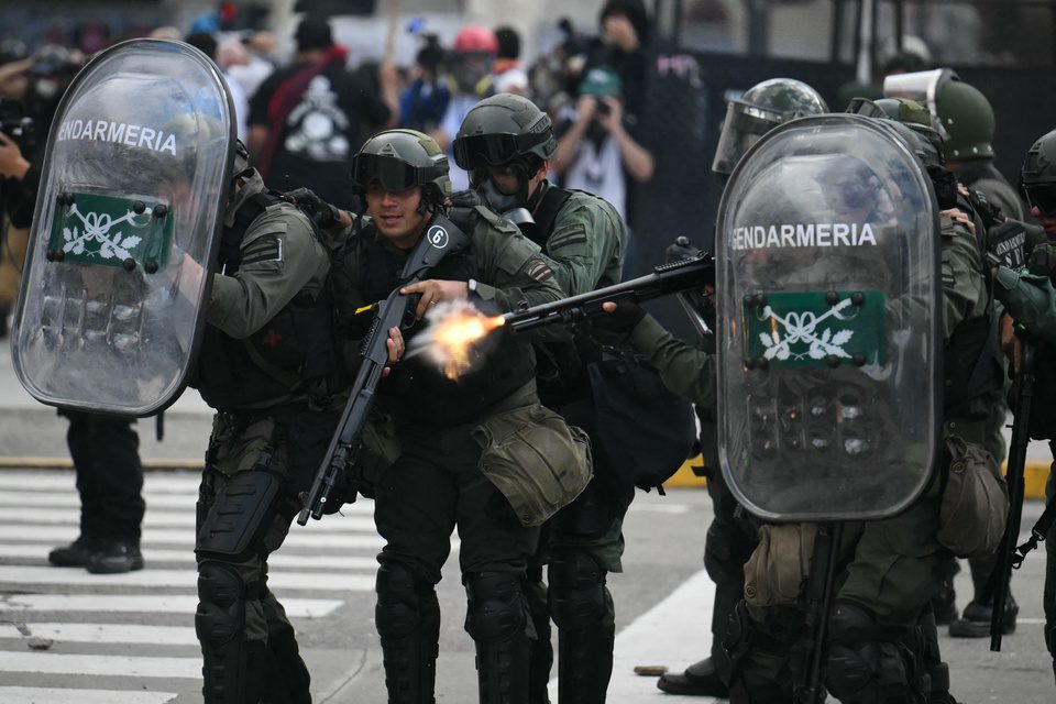 aposentados-da-argentina-fazem-manifestacao-hoje-governo-milei-tenta-justificar-repressao-violenta-aos-aposentados-imagem-reproducao-pagina-12-argentina-tvt-news