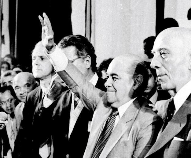 redemocratizacao-completa-40-anos-ao-lado-de-ulysses-guimaraes-dir-tancredo-faz-saudacao-apos-vitoria-no-colegio-eleitoral-imagem-agencia-camara-de-noticias-tvt-news