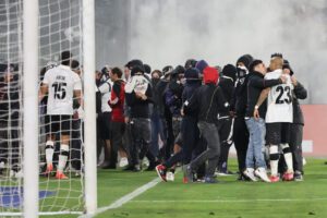 torcedores-chilenos-invadiram-o-campo-foto-javier-torres-afp-tvt-news