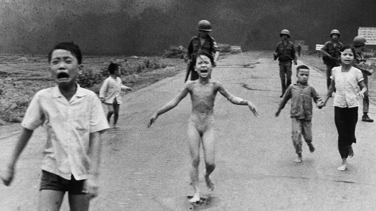 TVTNews 4 30-de-abril-50-anos-do-fim-da-guerra-do-vietna-o-terror-da-guerra-fotografia-que-mostra-phan-thi-kim-phuc-correndo-por-uma-estrada-perto-de-trang-bang-no-vietna-apos-uma-bomba-de-napalm-ter-sido-lancada-sobre-um-grupo-de-soldados-e-civis-sul-vietnamitas-por-um-aviao-da-forca-aerea-do-vietna-do-sul-as-forcas-do-exercito-dos-estados-unidos-suspeitavam-que-a-vila-fosse-um-reduto-do-viet-cong-e-confundiram-o-grupo-com-combatentes-inimigos-enquanto-fugiam-de-um-templo-kim-phuc-sobreviveu-ao-rasgar-suas-roupas-em-chamas-foto-nick-ut-associated-press-via-wikimedia-commons-tvt-news