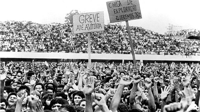 TVTNews 6 1-de-maio-no-brasil-historia-de-lutas-conquistas-e-resistencia-da-classe-trabalhadora-trabalhadores-em-assembleia-no-estadio-de-vila-euclides-em-sao-bernardo-do-campo-em-marco-de-1979-foto-memorial-da-democracia-tvt-news