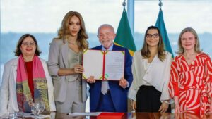 TVTNews 23 O - presidente - Lula - ao - lado - da - deputada - Erika - Hilton - autora - do - projeto - agora - transformado - em - lei - da - primeira - dama - Janja - e - das - ministras - Gleisi - Hoffmann - Relações - Institucionais - e - Cida - Gonçalves - Mulheres. - Foto - Ricardo - Stuckert -tvt-news