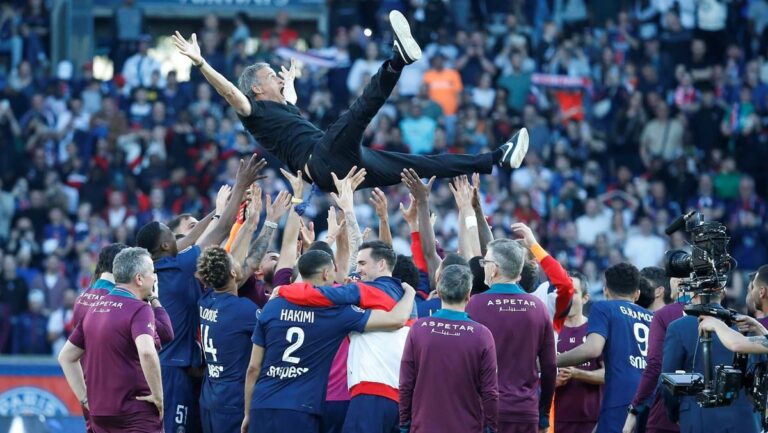 psg-e-campeao-invicto-com-6-rodadas-de-antecedencia-tecnico-luis-enrique-comemora-com-a-equipe-o-titulo-invicto-do-psg-foto-l-valroff-teampics-gettyimages-psg-tvt-news