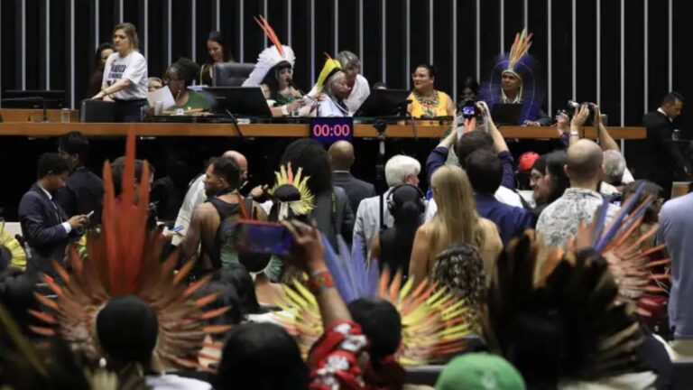 indigenas-lotam-plenario-da-camara-em-sessao-que-exalta-mobilizacao--temos-que-continuar-defendendo-nosso-direito-a-terra-disse-lider-indigena--foto-lula-marques-agencia-brasil-tvt-news