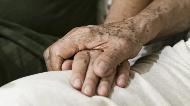 alzheimer-anvisa-aprova-medicamento-que-retarda-avanco-da-doenca-donanemabe-novo-medicamento-podera-ser-prescrito-para-pessoas-com-alzheimer-em-breve-marcelo-camargo-agencia-brasil-tvt-news