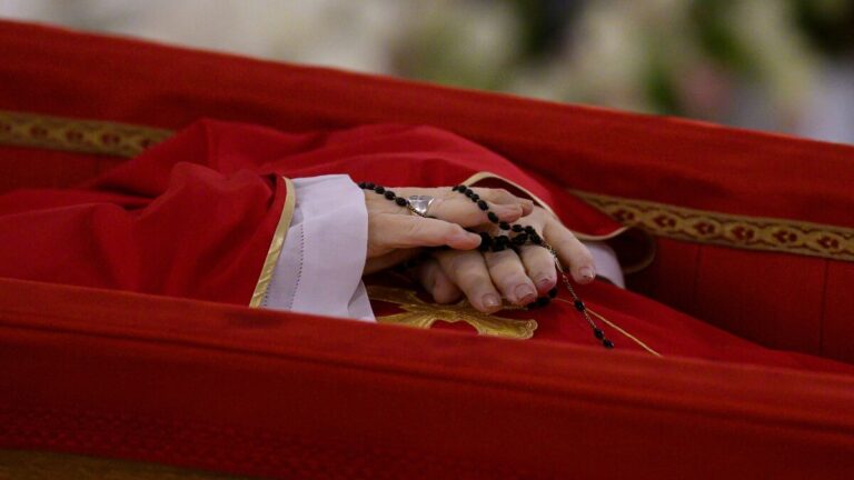 caixao-de-madeira-e-lapide-simples-como-sao-os-ritos-ate-o-funeral-do-papa-francisco-o-corpo-de-papa-francisco-ficara-exposto-na-basilica-de-sao-pedro-vatican-media-afp-tvt-news