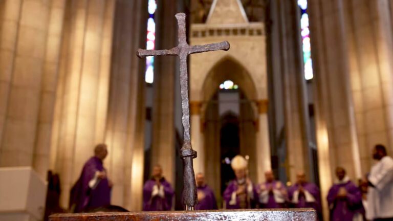 cruz-usada-na-primeira-missa-no-brasil-chega-a-sao-paulo-cruz-passa-por-cinco-estados-no-brasil-luciney-martins-arquidiocese-de-sao-paulo-tvt-news