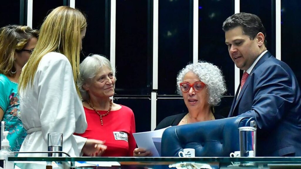 alcolumbre-recebe-manifesto-pela-regulamentacao-das-redes-sociais-e-um-pedido-de-socorro-afirmou-a-senadora-teresa-leitao-pt-pe-foto-andressa-anholete-agencia-senado-tvt-news