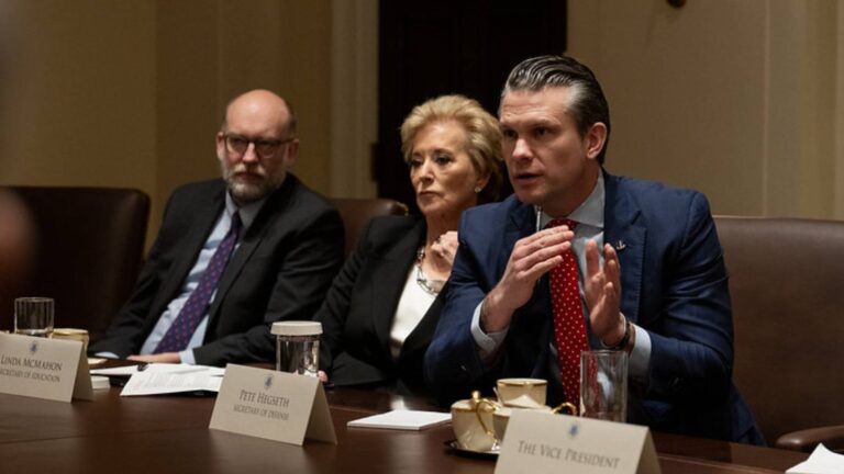 secretario-de-trump-retira-381-livros-sobre-raca-genero-e-sexualidade--pete-hegseth-e-um-dos-mais-radicais-no-combate-a-suposta-ideologia-de-genero--foto-casa-branca-tvt-news