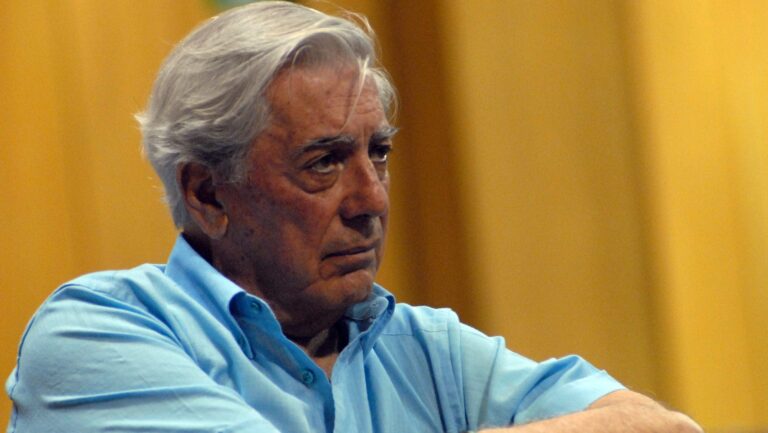 morre-mario-vargas-llosa-nobel-de-literatura-aos-89-anos-mario-vargas-llosa-teve-suas-obras-traduzidas-para-30-idiomas-foto-pontificia-universidad-catolica-de-chile-wikimedia-commons