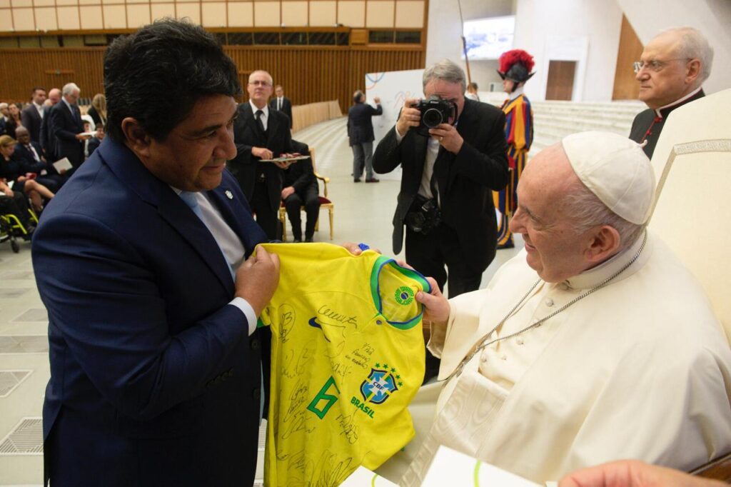 Entenda a relação do Papa Francisco com o futebol 1 Ednaldo-Rodrigues,-presidente-da-CBF,-e-Papa-Francisco.-Foto:-CBF-TVT-NEWS