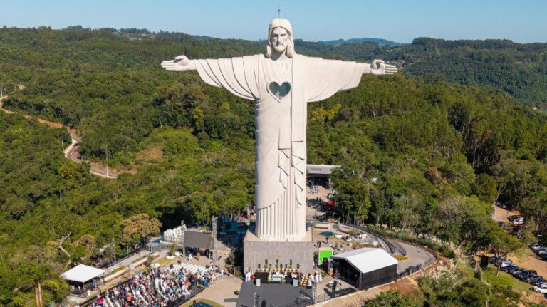 com-43-5-metros-de-altura-o-cristo-protetor-de-encantado-se-impoe-como-um-novo-simbolo-de-fe-acolhimento-e-resiliencia-foto-mauricio-tonetto-secom-rs-tvt-news