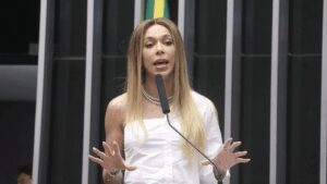 erika-hilton-embaixada-dos-eua-reafirma-transfobia-deputada-federal-erika-hilton-havia-sido-convidada-para-palestrar-no-brazil-conference-at-harvard-mit-2025-foto-bruno-spada-camara-dos-deputados-tvt-news