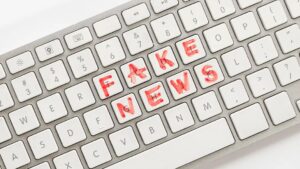 7-de-abril-dia-dos-jornalistas-vencer-a-disputa-pela-atencao-da-sociedade-contra-a-desinformacao-tem-sido-um-dos-maiores-desafios-da-categoria-foto-freepik