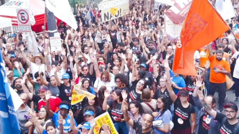 TVTNews 6 professores-municipais-sp-decidem-continuar-greve-nesta-quarta-feira-23-os-professores-fazem-uma-nova-manifestacao-em-frente-a-camara-municipal-no-centro-de-sao-paulo-foto-sinpeem-divulgacao