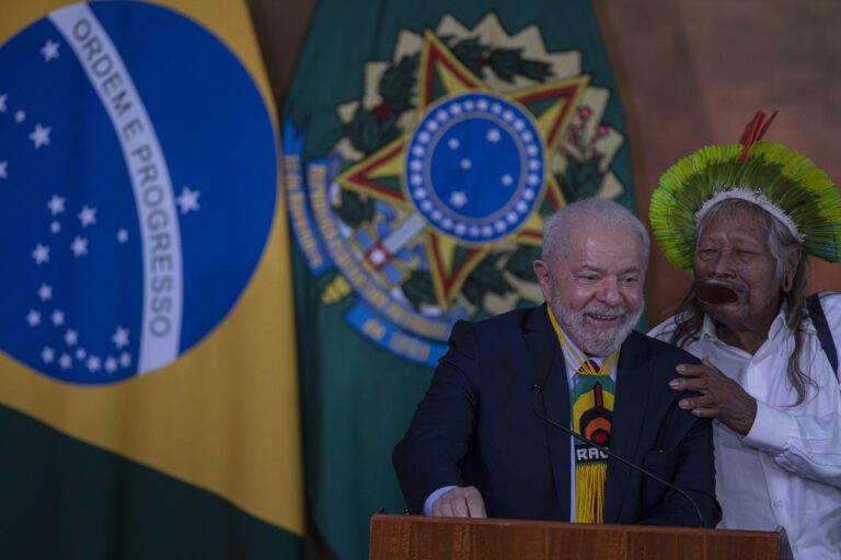 o-presidente-lula-e-cacique-raoni-durante-cerimonia-por-ocasião-do-dia-mundial-do-meio-ambiente-no-palacio-do-planalto-foto-joedson-alves-agencia-brasil-tvt-news