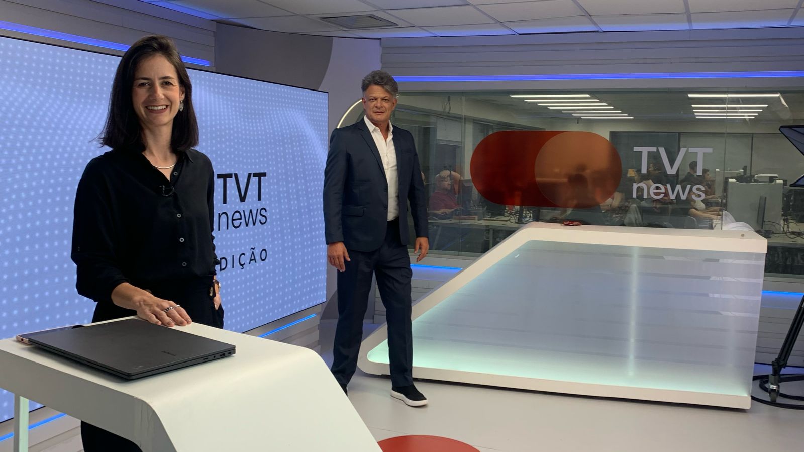 jornal-tvt-news-primeira-edicao-jornal-tvt-news-segunda-edicao-talita-galli-e-don-ernesto-apresentadores-dos-novos-telejornais-da-tvt-news-o-dia-com-os-trabalhadores-foto-vitoria-machado-tvt-news-tvt-news-democracia