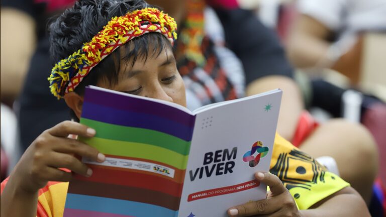 proteger-pessoas-lgbtqiapn-e-o-intuito-de-manual-lancado-pelo-governo-lancamento-do-manual-integra-o-seminario-bem-viver-e-direitos-humanos-lgbtqia-indigenas-foto-clarice-castro-mdhc-tvt-news